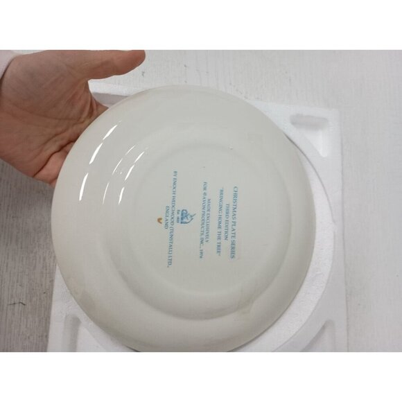 Vintage Avon Wedgewood Christmas 1976 Collector Plate Bring Home The Tree - Picture 6 of 7